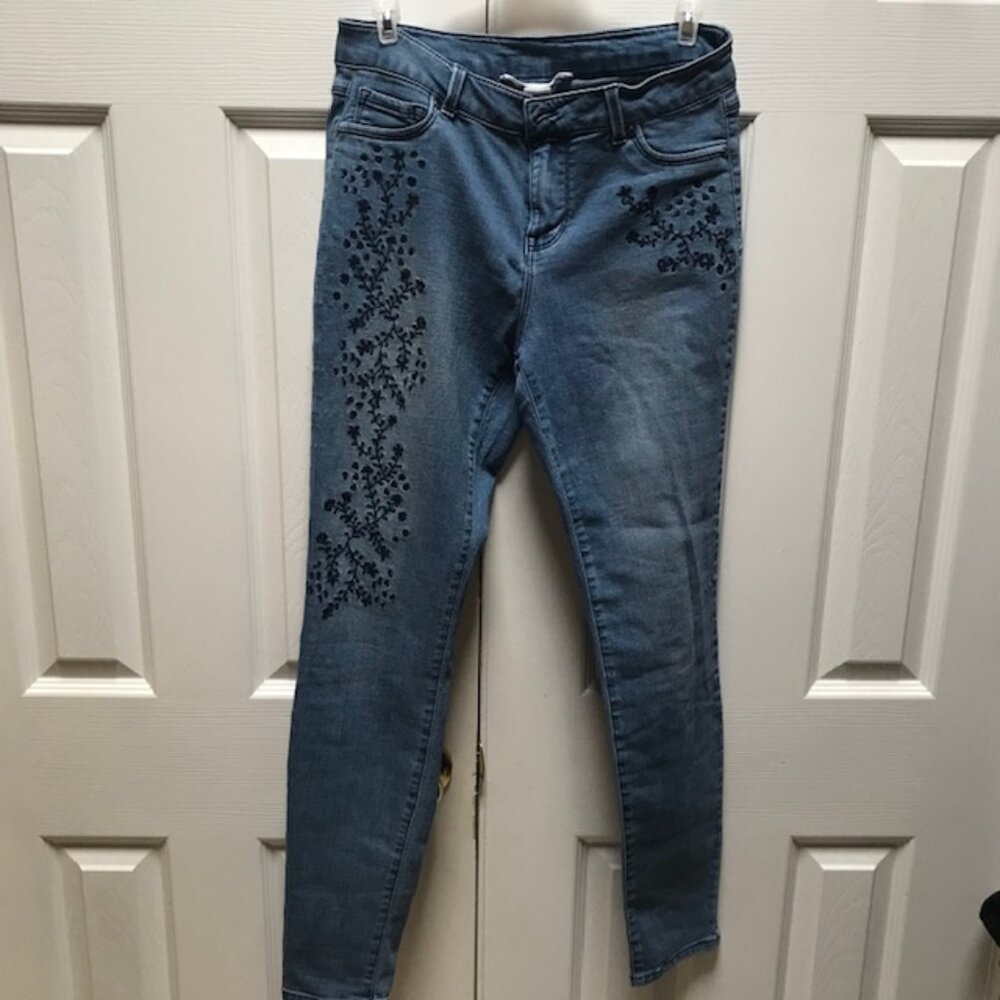 Cute Blue Jeans with Black  embroidery stretch good condition